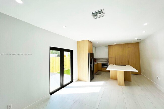 Foto del edificio - 2361 SW 10th St