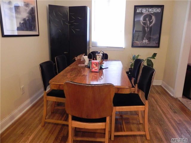 Foto del edificio - 215 Middle Neck Rd