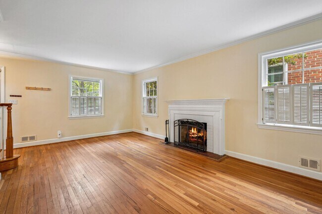 Foto del edificio - Charming Colonial in Chevy Chase DC Availa...