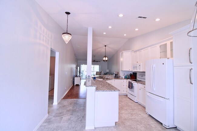 Foto del edificio - FURNISHED LONG TERM OR SEASONAL RENTAL WAL...