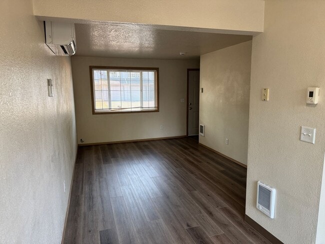 Building Photo - Freshly updated 3 bedroom 2 bathroom duple...