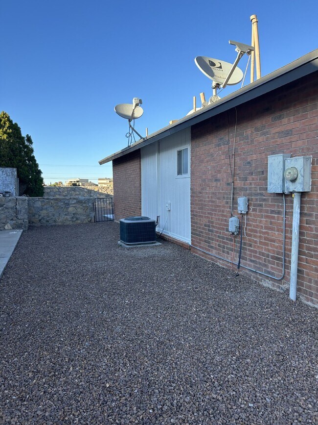Building Photo - "Charming 3-Bedroom Oasis with 2 Full Bath...