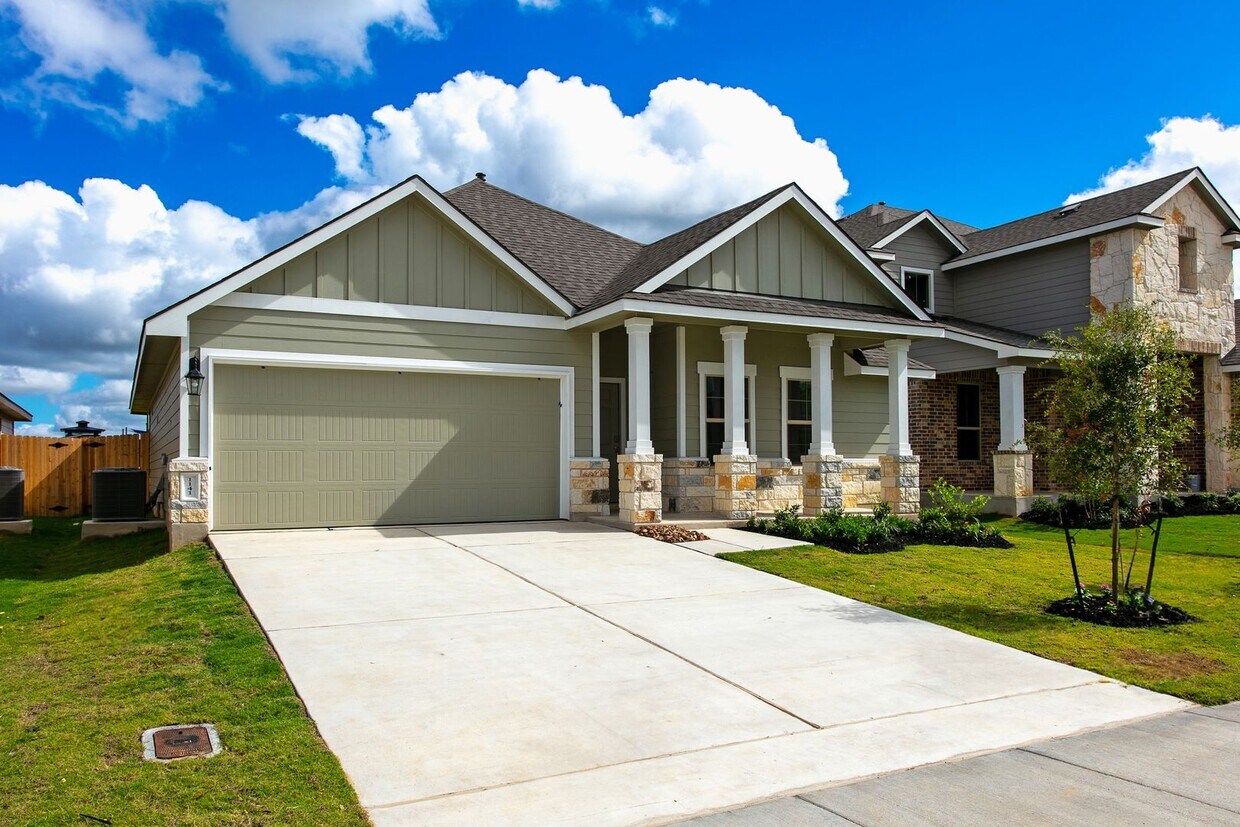 Foto principal - 3 Bedrom 2 bath with a 2 car garage in Sou...