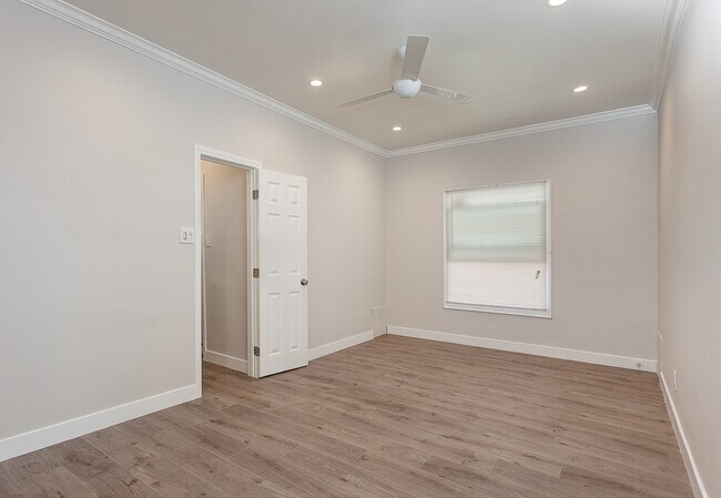 Building Photo - 1325 Ingraham St