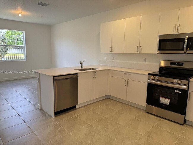 Foto del edificio - 18422 SW 2nd St