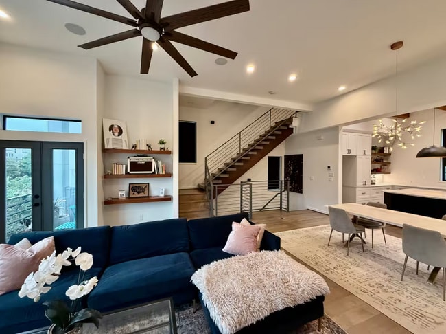 Building Photo - 513 Memorial Heights Dr