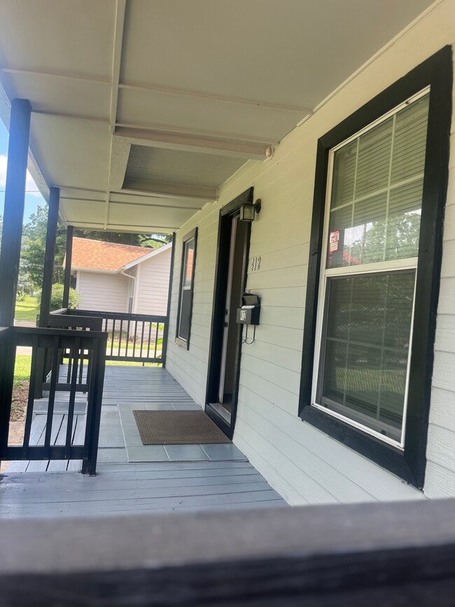 Porch under a big tree. - 412 S O Connor Rd House