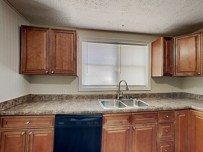 Foto del edificio - 4 bed 2 bath with large backyard in Greenw...