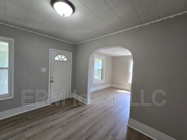 Building Photo - 122 Newell St