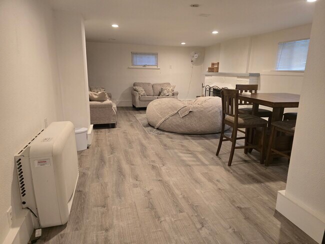 Amplio comedor y sala de estar con chimenea. - 4733 Sand Point Way NE