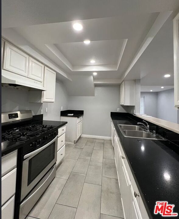 Foto del edificio - 7639 Kester Ave