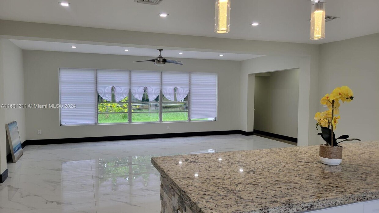 Foto principal - 2565 NE 207th St