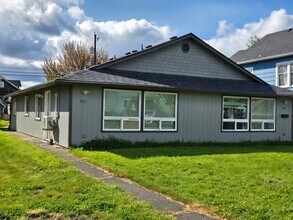 Building Photo - 907 W 1st St