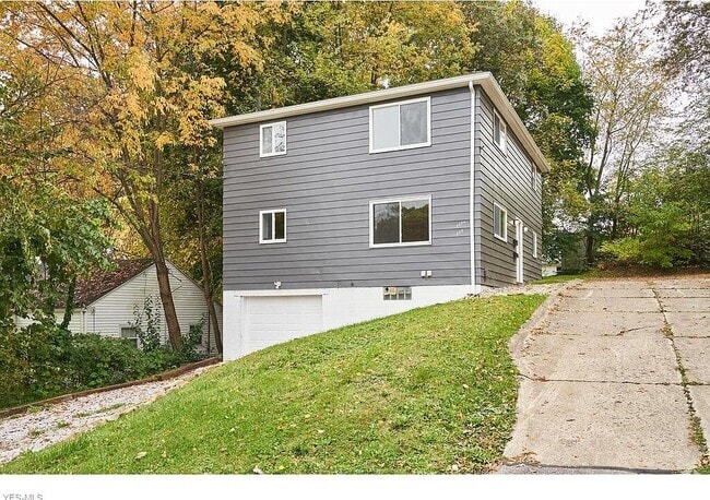 Building Photo - 406 E Lake Ave