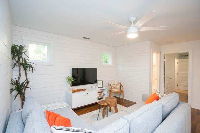 Building Photo - 559 Veritas St