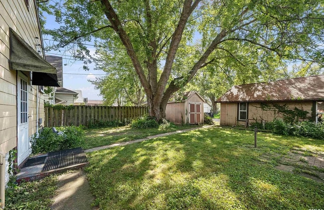 Foto del edificio - Spacious 2-Bedroom with 2 Car Garage in Rock Island!