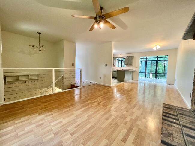 Building Photo - 1755 Fountainbleu Dr