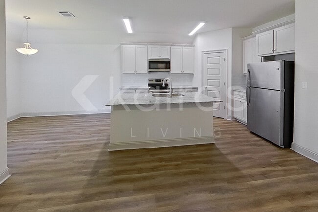 Building Photo - 8017 Hendrick Dr