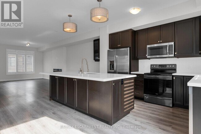 Building Photo - 2 Waterview Ln