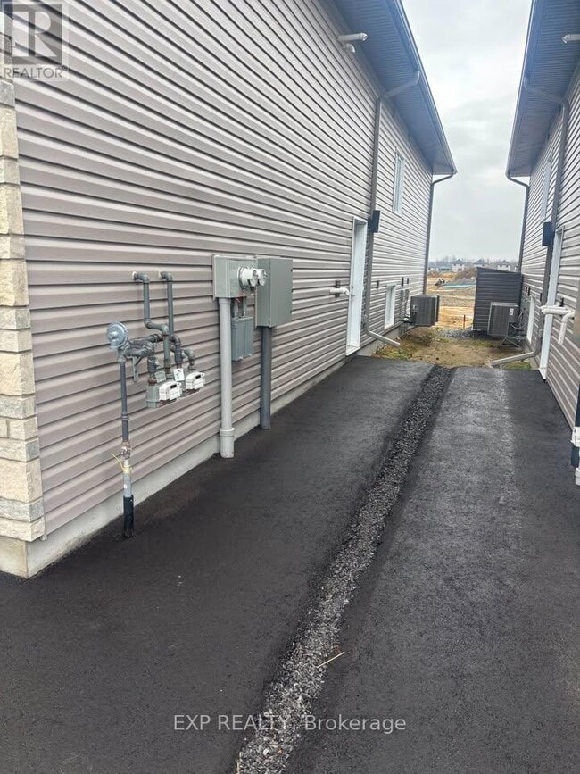 Building Photo - 364 Hazel Cres