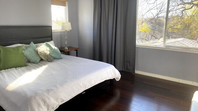 Foto del edificio - 1302 Singleton Ave
