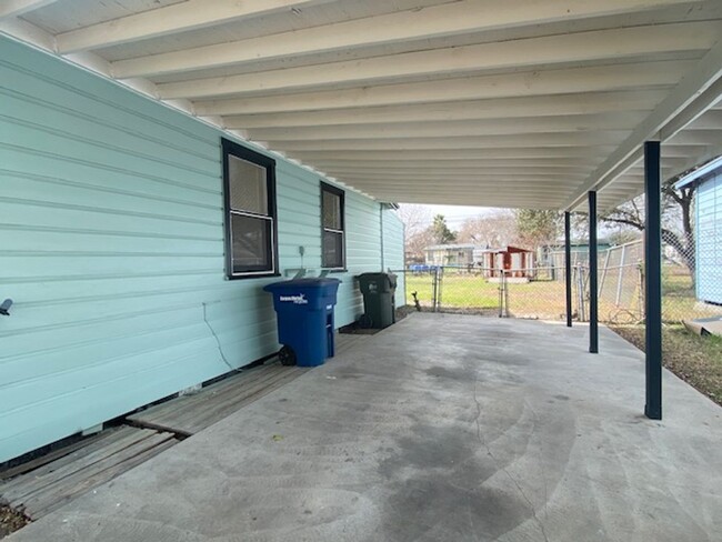 Building Photo - CENTRALLY LOCATED HOME W/ LARGE YARD AND R...