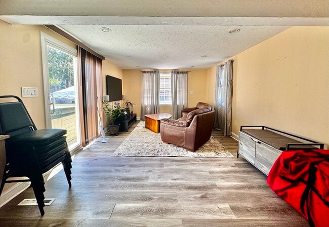 Building Photo - 6 Squire Way