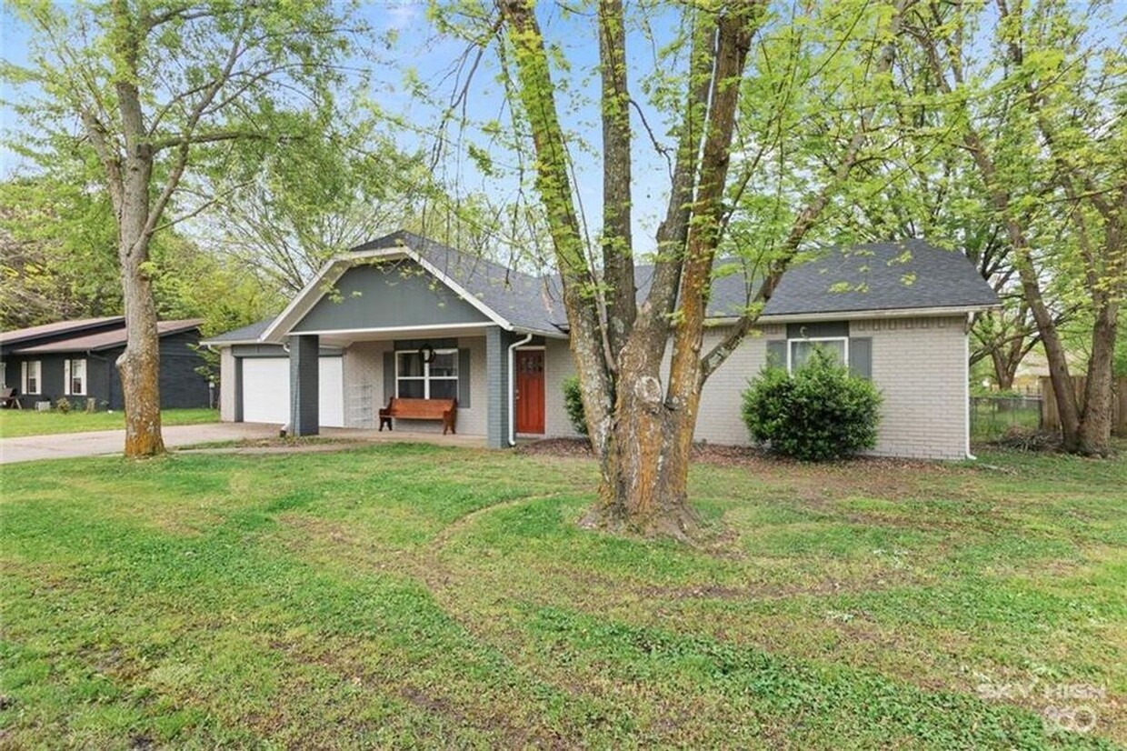 Foto principal - Beautiful Bentonville Home (Fenced Backyard!)