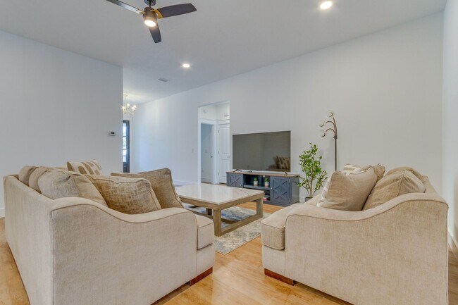 Building Photo - Gulf Breeze - 3 Bedroom, 2 Bathroom