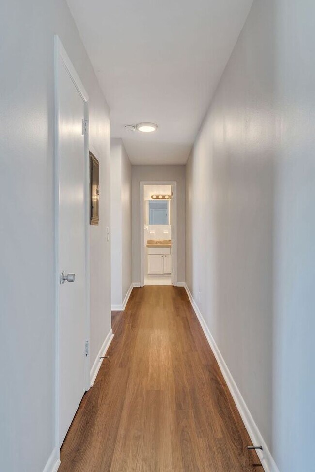 Building Photo - 2 Bedroom Unit was recently renovated.  Live walking distance from the downtown square or steps f...
