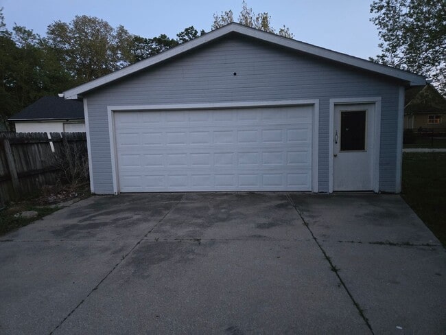 Building Photo - Characteristic 3-Bedroom Home with Dual Ga...