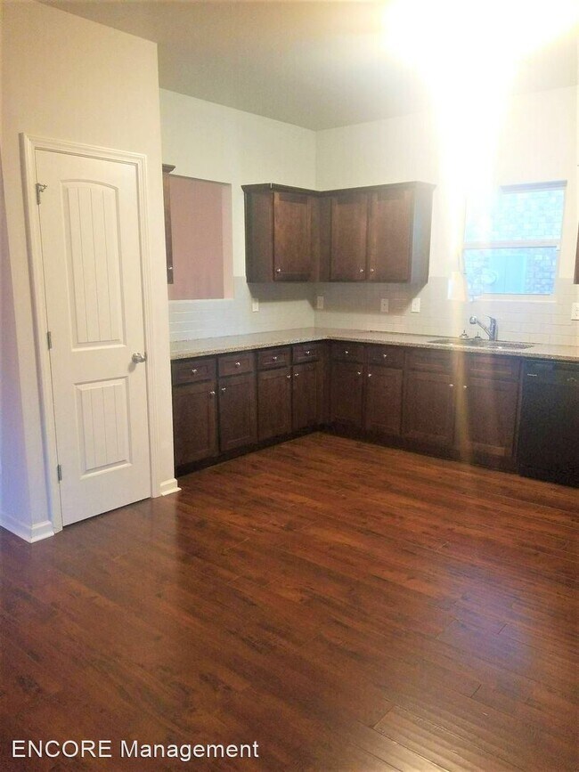 Building Photo - 4 br, 2.5 bath House - 505 Tulip Lane