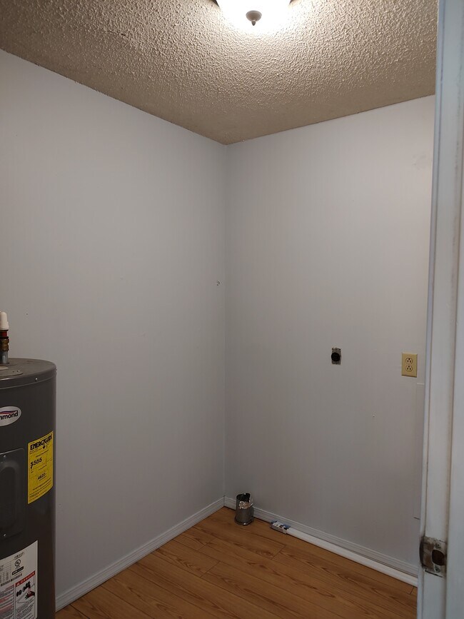 laundry room - 5201 N Pierson St