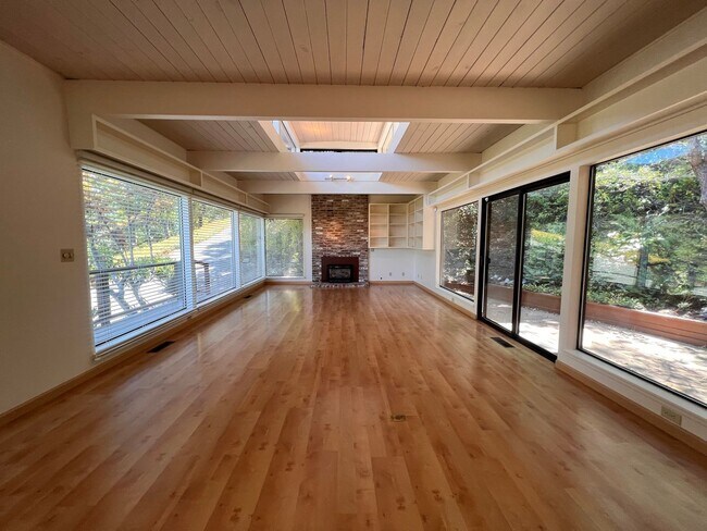 Foto del edificio - DELIGHTFUL FOUR BEDROOM TWO AND HALF BATH ...
