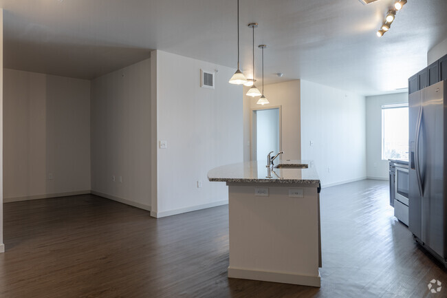 2BR, 2BA - 1,313SF - Cortland Alameda Station