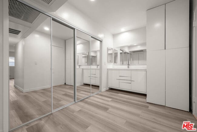 Building Photo - 423 Rexford Dr