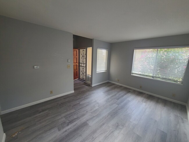 Building Photo - Cozy Updated 2 Bedroom Townhouse Located i...