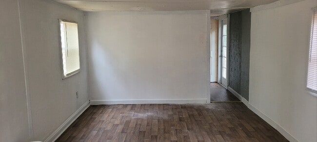 Foto del edificio - 205-437 Holt Ave