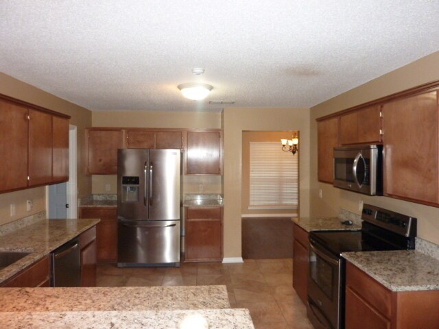 Building Photo - Available October in HINESVILLE-FT Stewart...