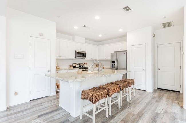 Building Photo - Spacious 3 Bed / 2.5 Bath Home in Chula Vista – Available May 15th