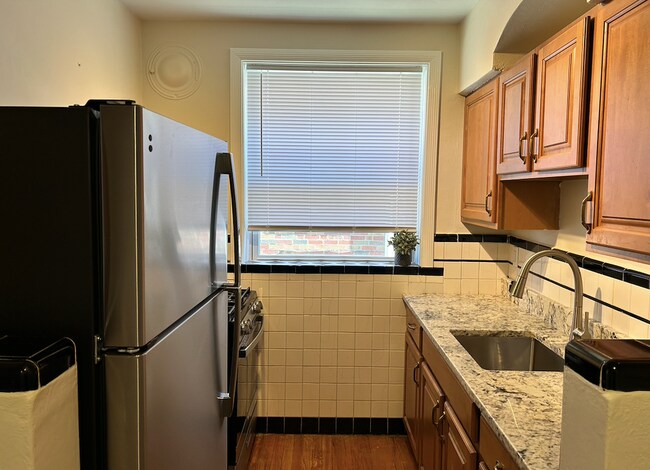 Foto del edificio - 6312 Bancroft Ave