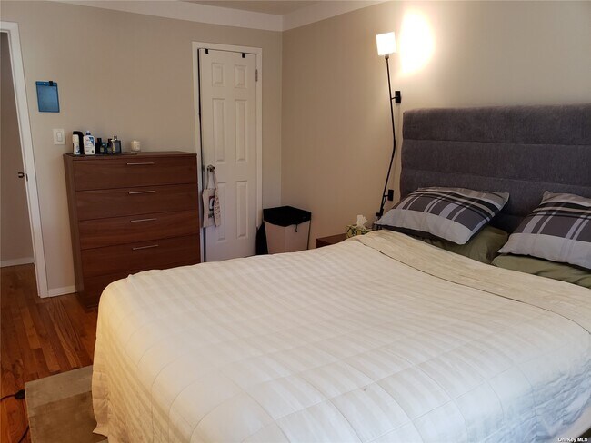 Foto del edificio - 215-32 23rd Rd