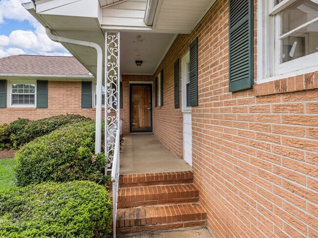 Building Photo - Spacious 2 bedroom 1.5 bathroom home in th...