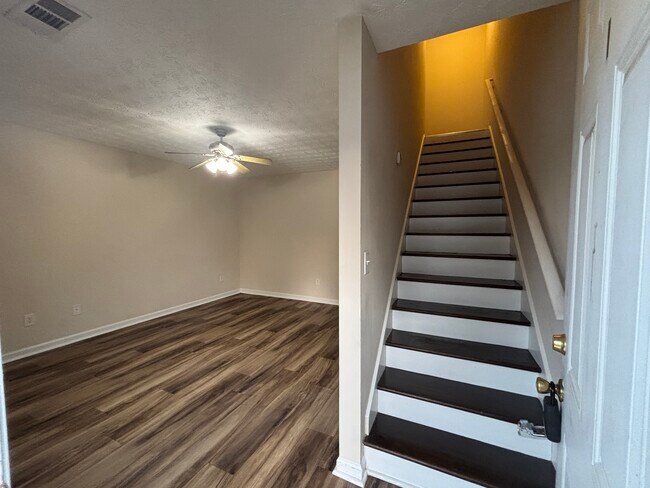 Vista de entrada - 97 Lily Dr Apt I, Lily Drive Apartments