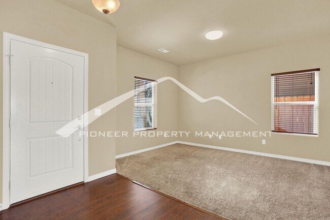 Foto del edificio - Stunning Single Family Home with 3 Car Gar...