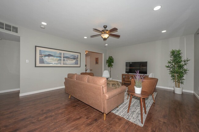 Building Photo - 2051 W Solano Dr
