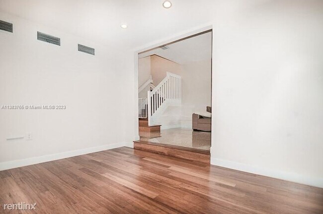 Building Photo - 3 br, 2.5 bath Townhome - 1024 NE 207th Te...
