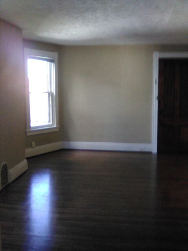 Living Room - 389 Meigs St