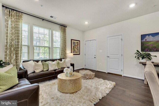 Building Photo - 10110 Dorsey Ln