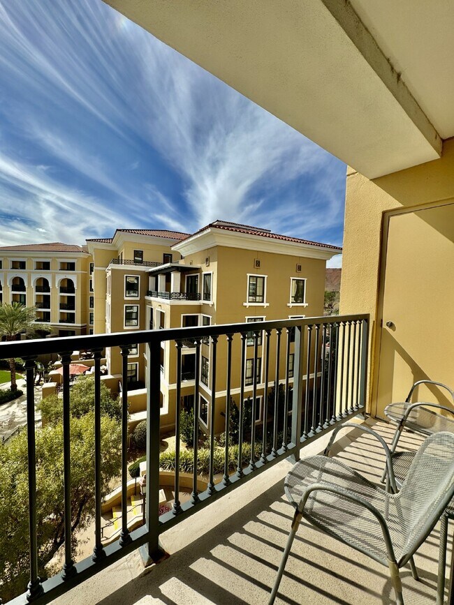 Foto del edificio - Beautiful luxury high rise studio condo fo...